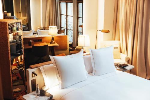 Suite Junior Deluxe con cama extragrande del hotel Sax Paris, LXR Hotels and Resorts. Foto 4
