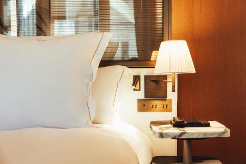 Habitación Deluxe con terraza - 1 cama doble grande del hotel Sax Paris, LXR Hotels and Resorts. Foto 1