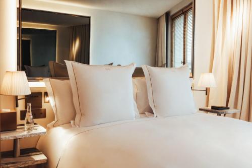 Habitación Premium con cama extragrande del hotel Sax Paris, LXR Hotels and Resorts. Foto 5