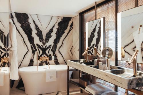 Suite Signature del hotel Sax Paris, LXR Hotels and Resorts. Foto 1