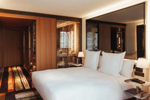 Habitación Premium con cama extragrande del hotel Sax Paris, LXR Hotels and Resorts. Foto 7