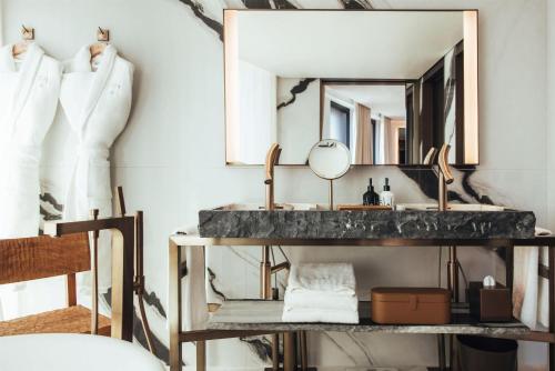 Prestige Junior King Suite del hotel Sax Paris, LXR Hotels and Resorts. Foto 1