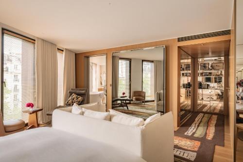 Habitación Prestige con cama extragrande del hotel Sax Paris, LXR Hotels and Resorts. Foto 8