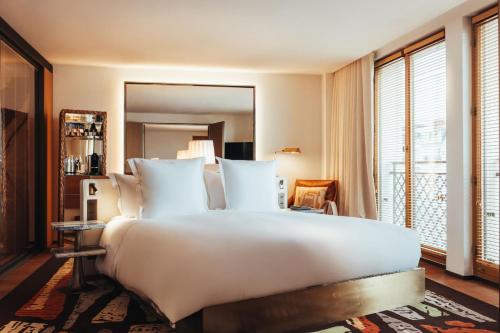 Suite Signature del hotel Sax Paris, LXR Hotels and Resorts. Foto 2