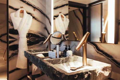 Habitación Deluxe con cama extragrande del hotel Sax Paris, LXR Hotels and Resorts. Foto 7