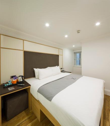 Habitación con cama extragrande. del hotel The Z at Gloucester Place. Foto 2