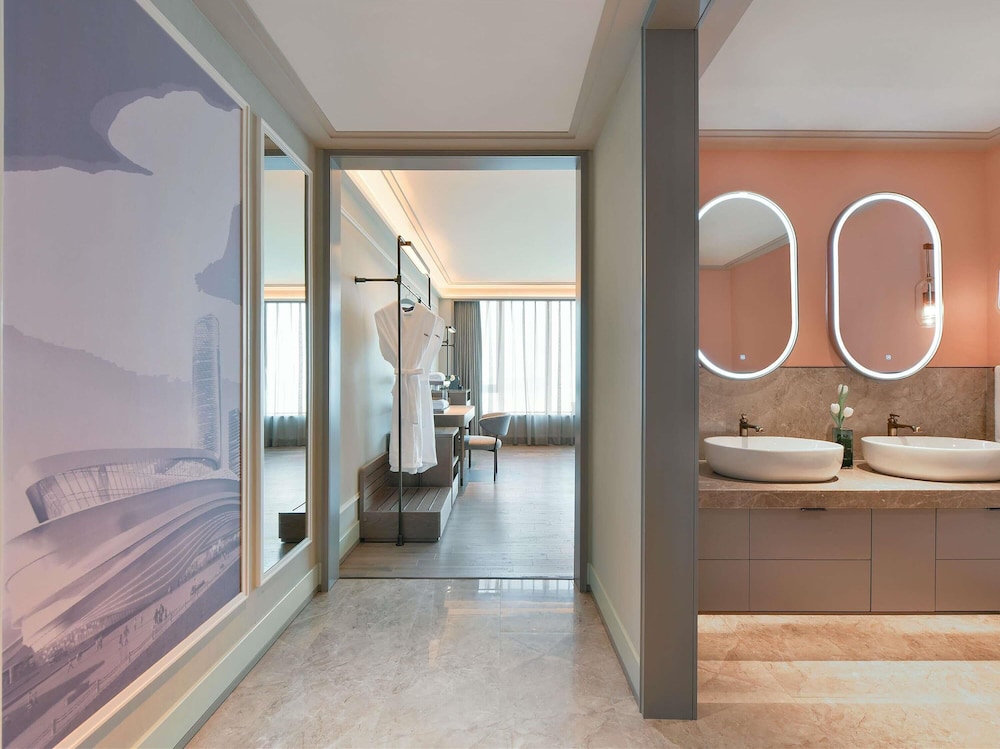 Habitación Deluxe, 1 cama de matrimonio grande del hotel Mercure Guangzhou Nansha. Foto 1