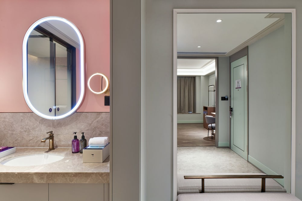 Habitación superior, 1 cama de matrimonio grande del hotel Mercure Guangzhou Nansha. Foto 5
