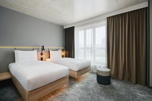 Habitación doble - 2 camas individuales del hotel Moxy Warsaw City. Foto 1
