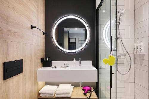Habitación doble - 2 camas individuales del hotel Moxy Warsaw City. Foto 8