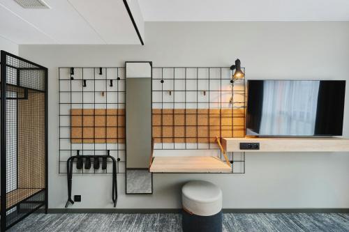 Habitación con cama grande del hotel Moxy Warsaw City. Foto 4