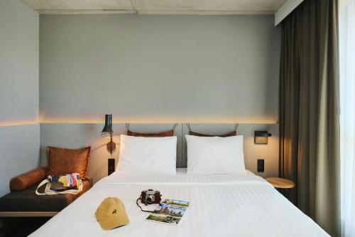 Habitación con cama grande del hotel Moxy Warsaw City. Foto 7