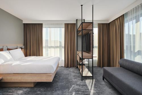Family Queen Room with Sofa Bed and Partial City View del hotel Moxy Warsaw City