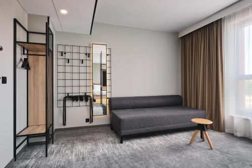 Family Queen Room with Sofa Bed and Partial City View del hotel Moxy Warsaw City. Foto 2