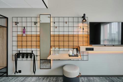 Family Queen Room with Sofa Bed and Partial City View del hotel Moxy Warsaw City. Foto 8