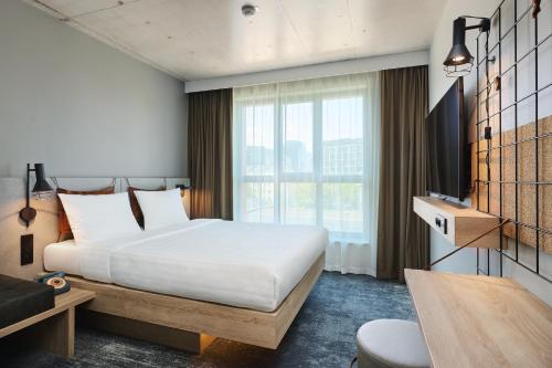 Moxy Cozy Sleeper Queen Room with Street View del hotel Moxy Warsaw City