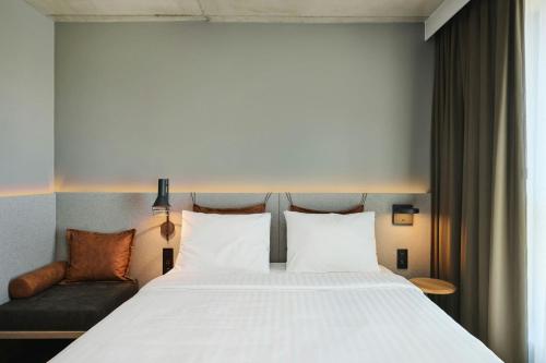 Moxy Cozy Sleeper Queen Room with Street View del hotel Moxy Warsaw City. Foto 5