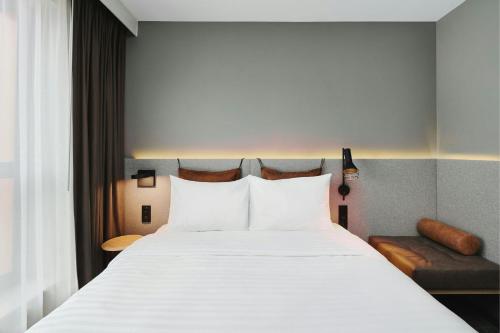 Moxy Cozy Sleeper Queen Room with Street View del hotel Moxy Warsaw City. Foto 6