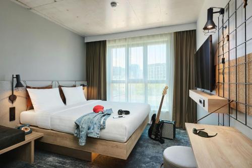 Moxy Cozy Sleeper Queen Room with Street View del hotel Moxy Warsaw City. Foto 9