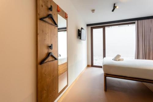Habitación Doble adaptada para personas con movilidad reducida del hotel easyHotel Valencia Ciutat Vella. Foto 2