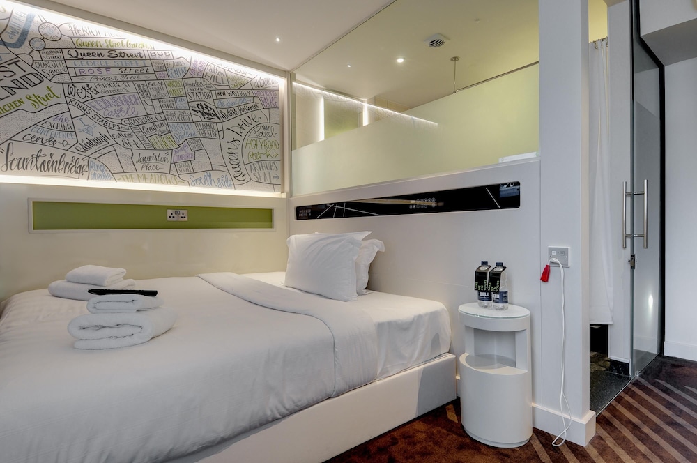 Habitación estándar doble, ducha adaptada del hotel Hub By Premier Inn London Westminster - St James' Park. Foto 1