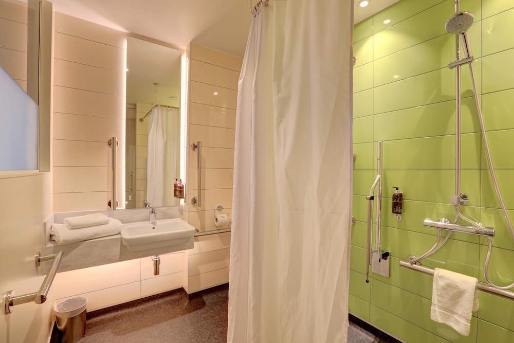 Habitación estándar doble, ducha adaptada del hotel Hub By Premier Inn London Westminster - Westminster Abbey. Foto 1