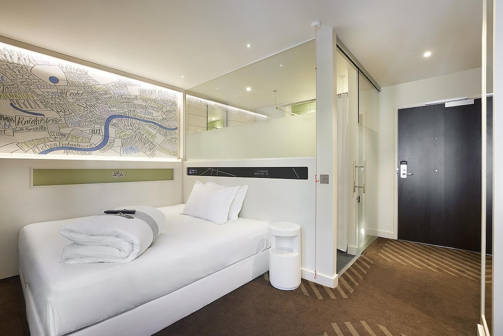 Habitación estándar doble, ducha adaptada del hotel Hub By Premier Inn London Westminster - Westminster Abbey. Foto 1