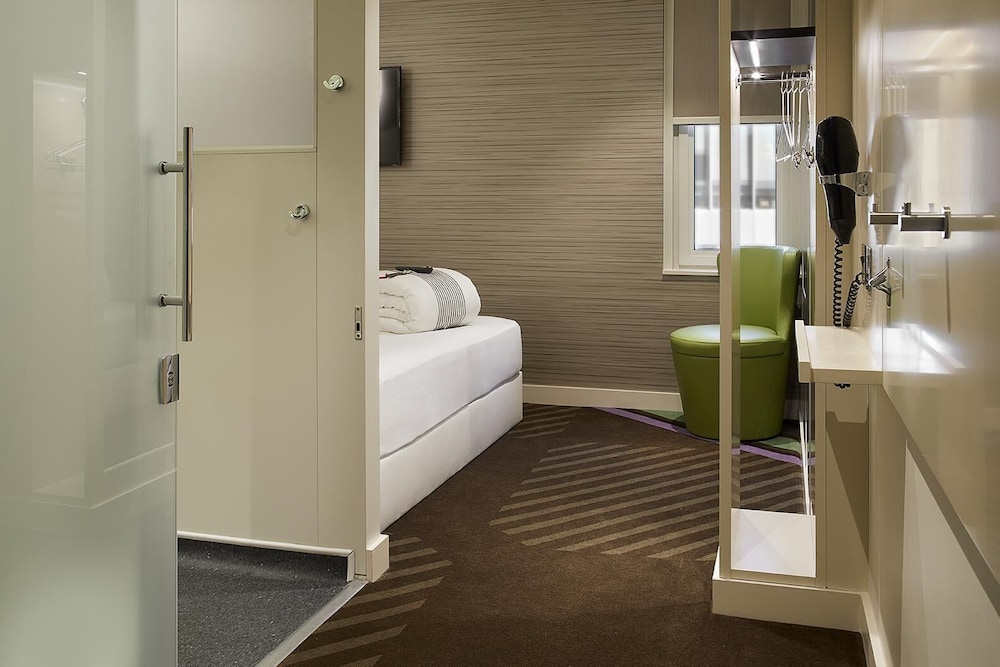 Habitación estándar doble, ducha adaptada del hotel Hub By Premier Inn London Westminster - Westminster Abbey. Foto 3