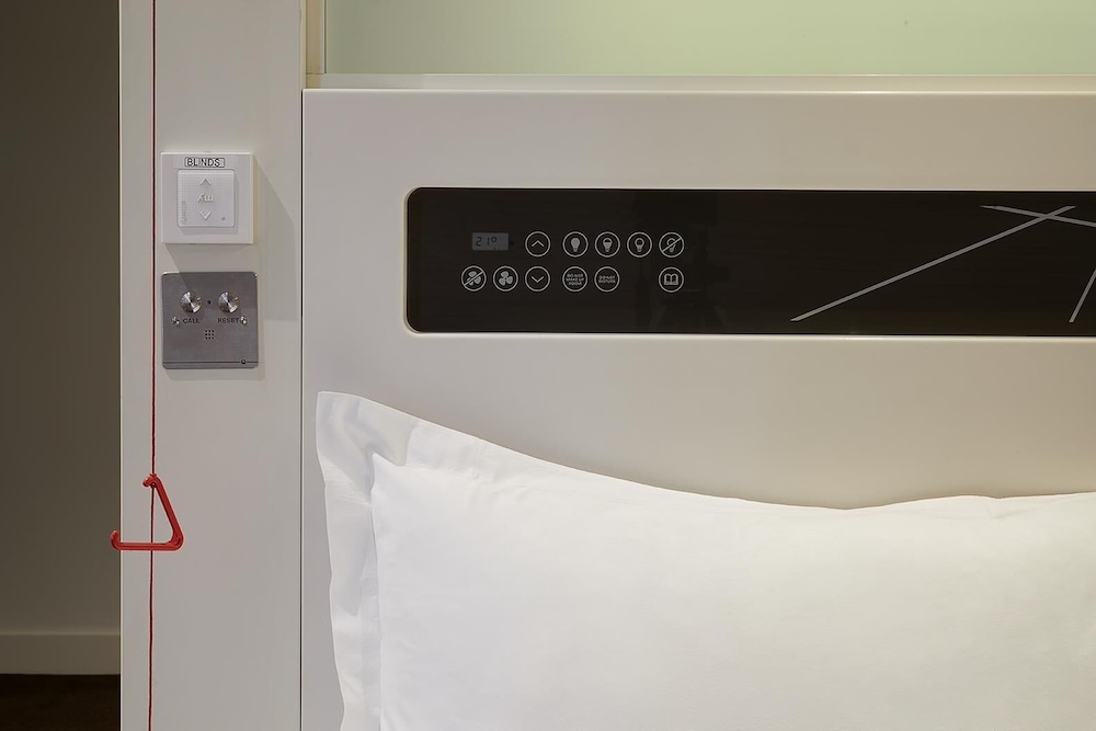 Habitación estándar doble, ducha adaptada del hotel Hub By Premier Inn London Westminster - Westminster Abbey. Foto 4