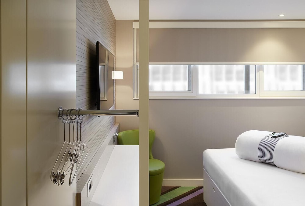 Habitación estándar doble, ducha adaptada del hotel Hub By Premier Inn London Westminster - Westminster Abbey. Foto 5