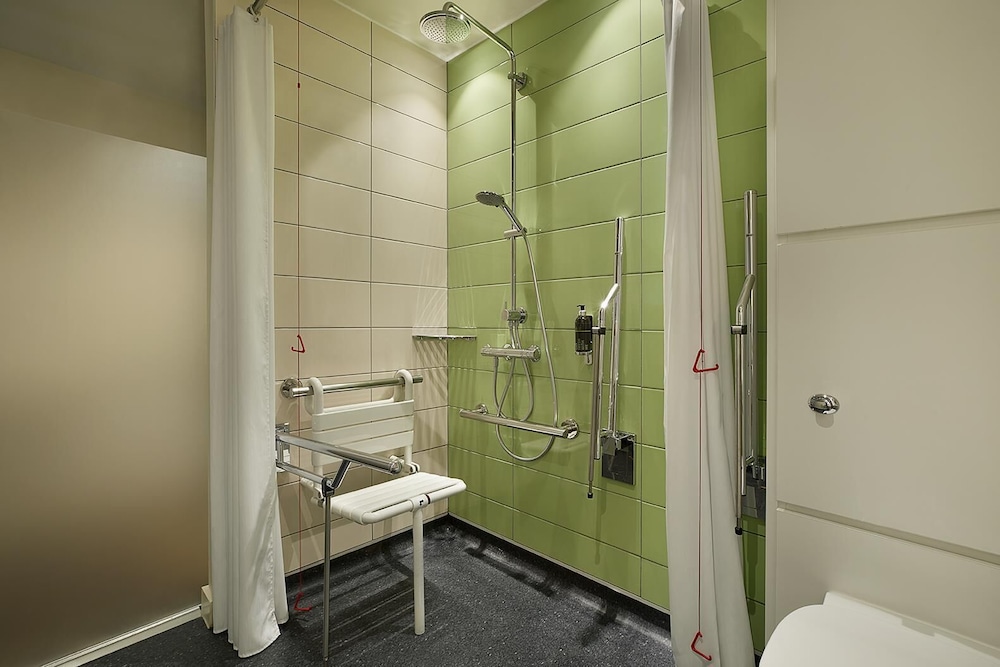 Habitación estándar doble, ducha adaptada del hotel Hub By Premier Inn London Westminster - Westminster Abbey. Foto 6