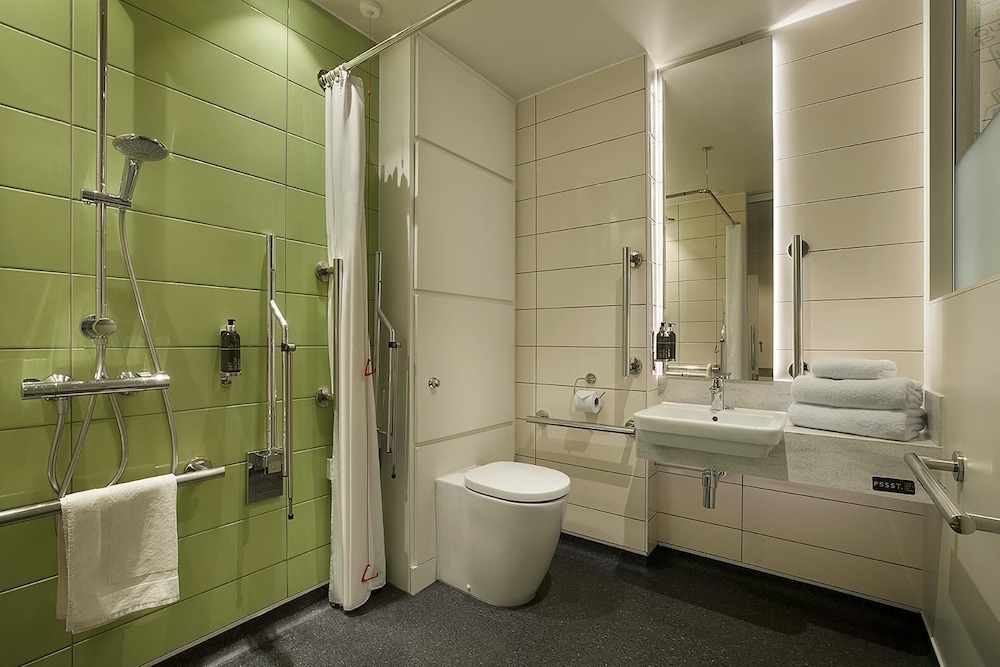 Habitación estándar doble, ducha adaptada del hotel Hub By Premier Inn London Westminster - Westminster Abbey. Foto 7