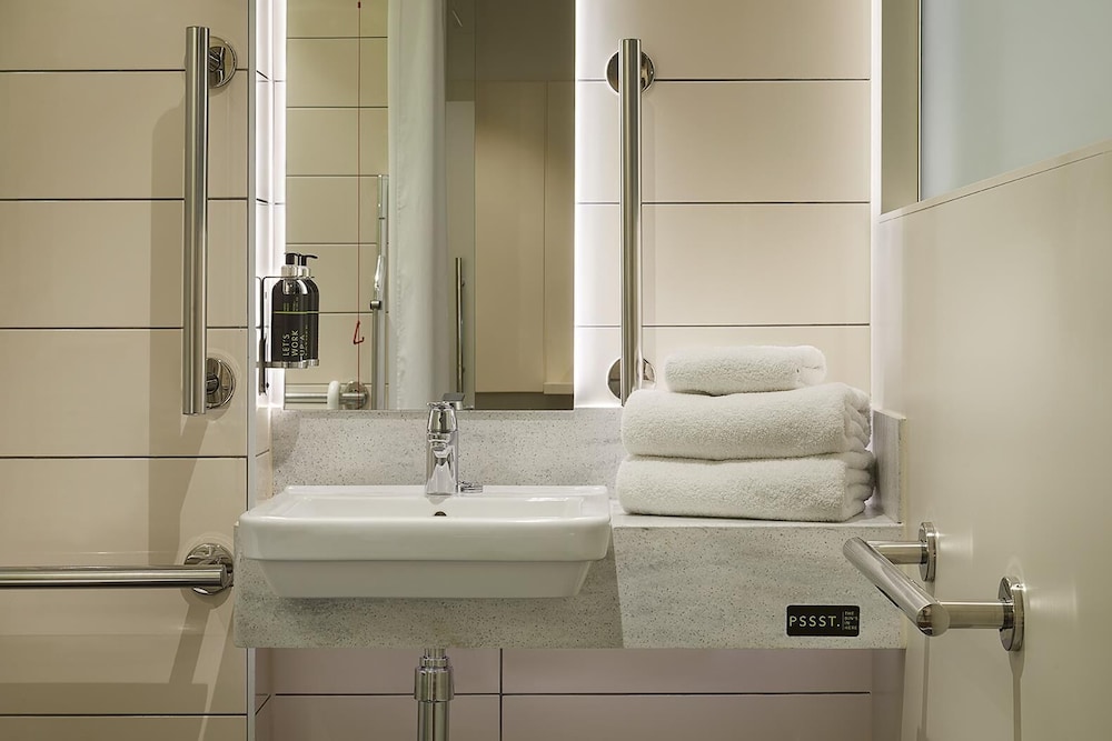 Habitación estándar doble, ducha adaptada del hotel Hub By Premier Inn London Westminster - Westminster Abbey. Foto 8