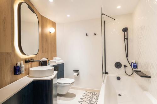 Habitación Deluxe con cama extragrande del hotel Dorsett Canary Wharf London. Foto 2