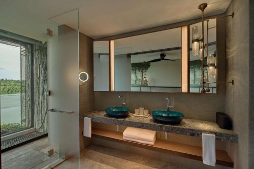 Alojamiento Sanctuary con cama extragrande del hotel Mandai Rainforest Resort By Banyan Tree. Foto 2