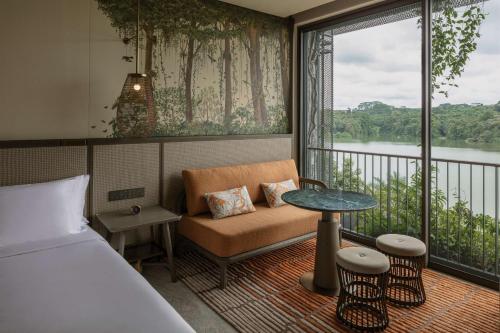 Alojamiento Sanctuary con cama extragrande del hotel Mandai Rainforest Resort By Banyan Tree. Foto 3
