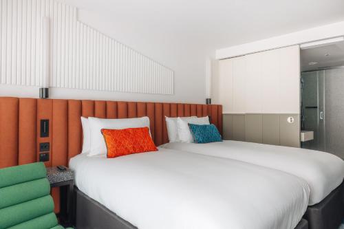 Habitación Doble Estándar - 2 camas del hotel Indigo London Clerkenwell by IHG. Foto 1