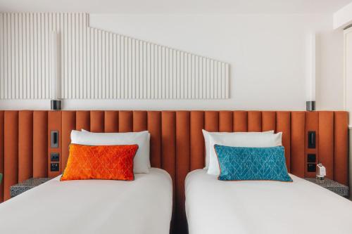 Habitación Doble Estándar - 2 camas del hotel Indigo London Clerkenwell by IHG. Foto 3