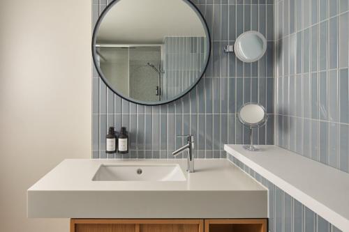 Habitación Premium con cama extragrande del hotel Indigo London Clerkenwell by IHG. Foto 2