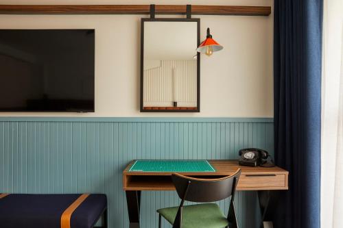 Habitación Estándar con cama grande - Adaptada para personas con movilidad reducida del hotel Indigo London Clerkenwell by IHG. Foto 1