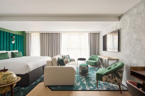 Suite con cama extragrande y sofá cama del hotel Indigo London Clerkenwell by IHG. Foto 5