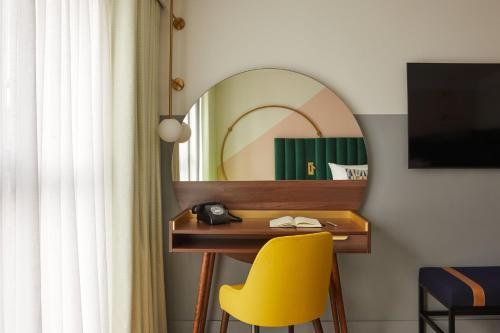 Suite con cama extragrande y sofá cama del hotel Indigo London Clerkenwell by IHG. Foto 7