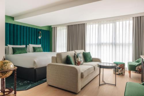 Suite con cama extragrande y sofá cama del hotel Indigo London Clerkenwell by IHG. Foto 9