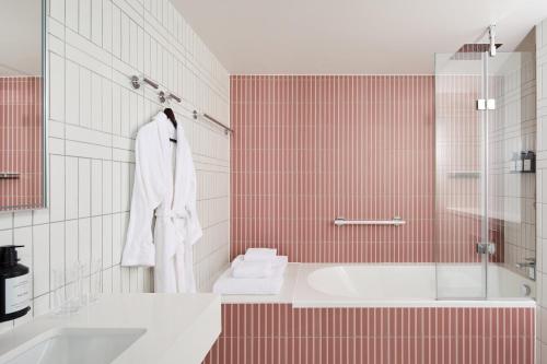 Suite con cama extragrande del hotel Indigo London Clerkenwell by IHG. Foto 2