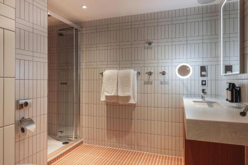 Suite con cama extragrande del hotel Indigo London Clerkenwell by IHG. Foto 3