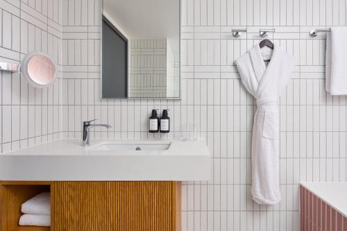 Suite con cama extragrande del hotel Indigo London Clerkenwell by IHG. Foto 6