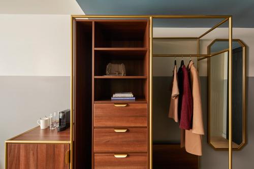 Habitación Estándar con cama grande - Adaptada para personas con movilidad reducida del hotel Indigo London Clerkenwell by IHG. Foto 3