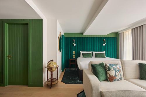 Suite con cama extragrande y sofá cama del hotel Indigo London Clerkenwell by IHG. Foto 10