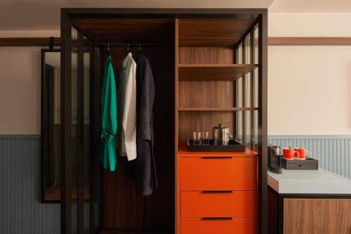 Suite adaptada para personas con discapacidad - Cama grande del hotel Indigo London Clerkenwell by IHG. Foto 1