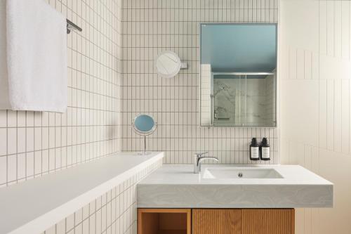 Suite adaptada para personas con discapacidad - Cama grande del hotel Indigo London Clerkenwell by IHG. Foto 3